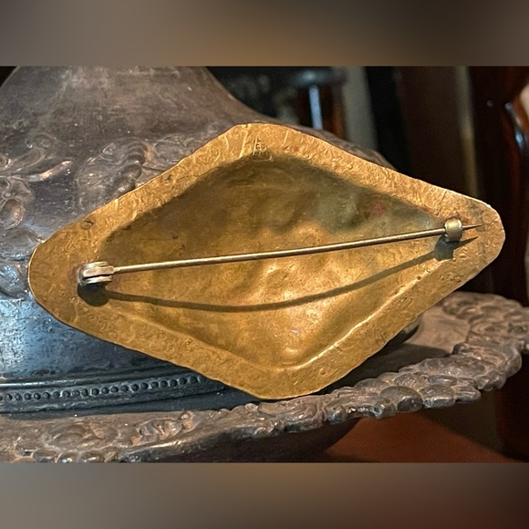 Frost Workshops Arts & Crafts Hammered / Etched Brass Brooch c1910 RARE FIND ☺️ - Picture 7 of 12